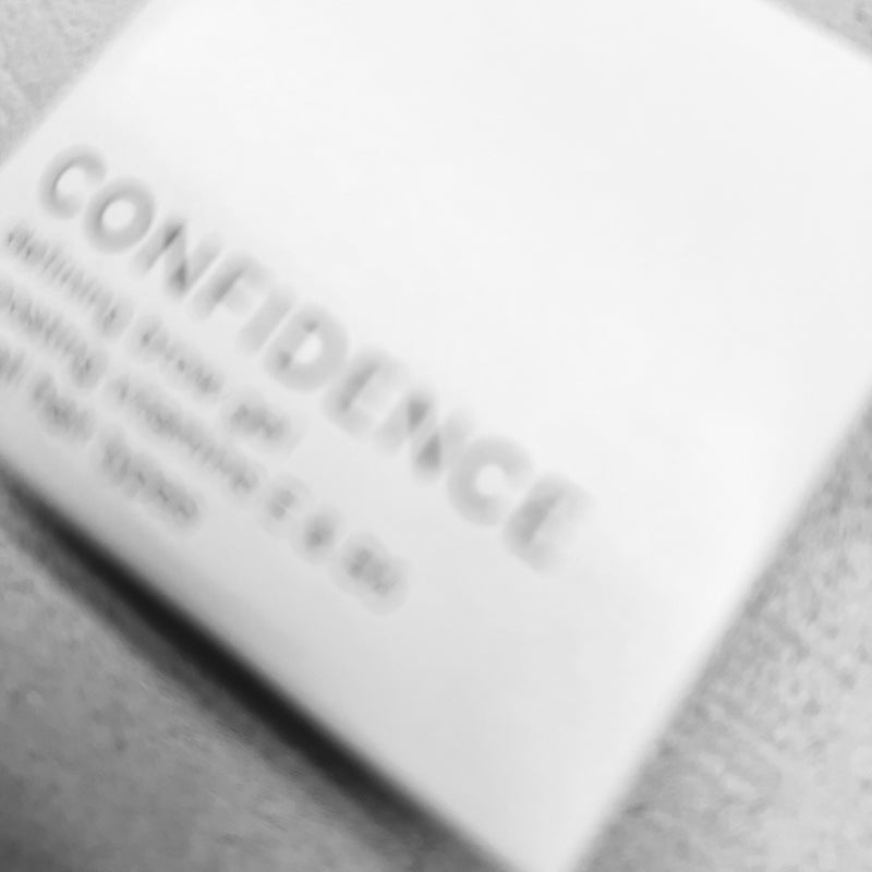 Verschwommenes Foto in schwarz-weiß von dem Produkt Confidence Gel der Marke bythia.